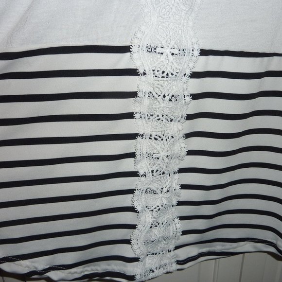 Flattering Top for Leggings Size Medium, White Gray Black Stripes, like new - Picture 6 of 9